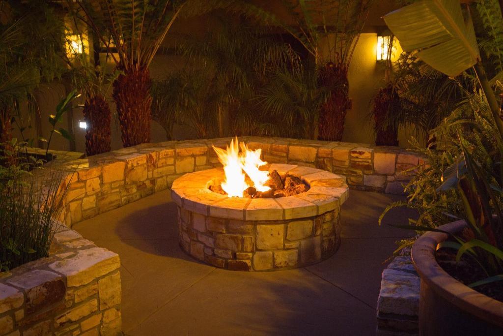 Tradewinds Carmel Hotel Exterior foto